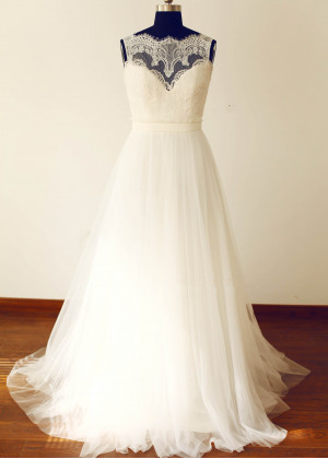 Ivory Eyelash Lace Tulle Romantic Wedding Dress With Decorative Buttons